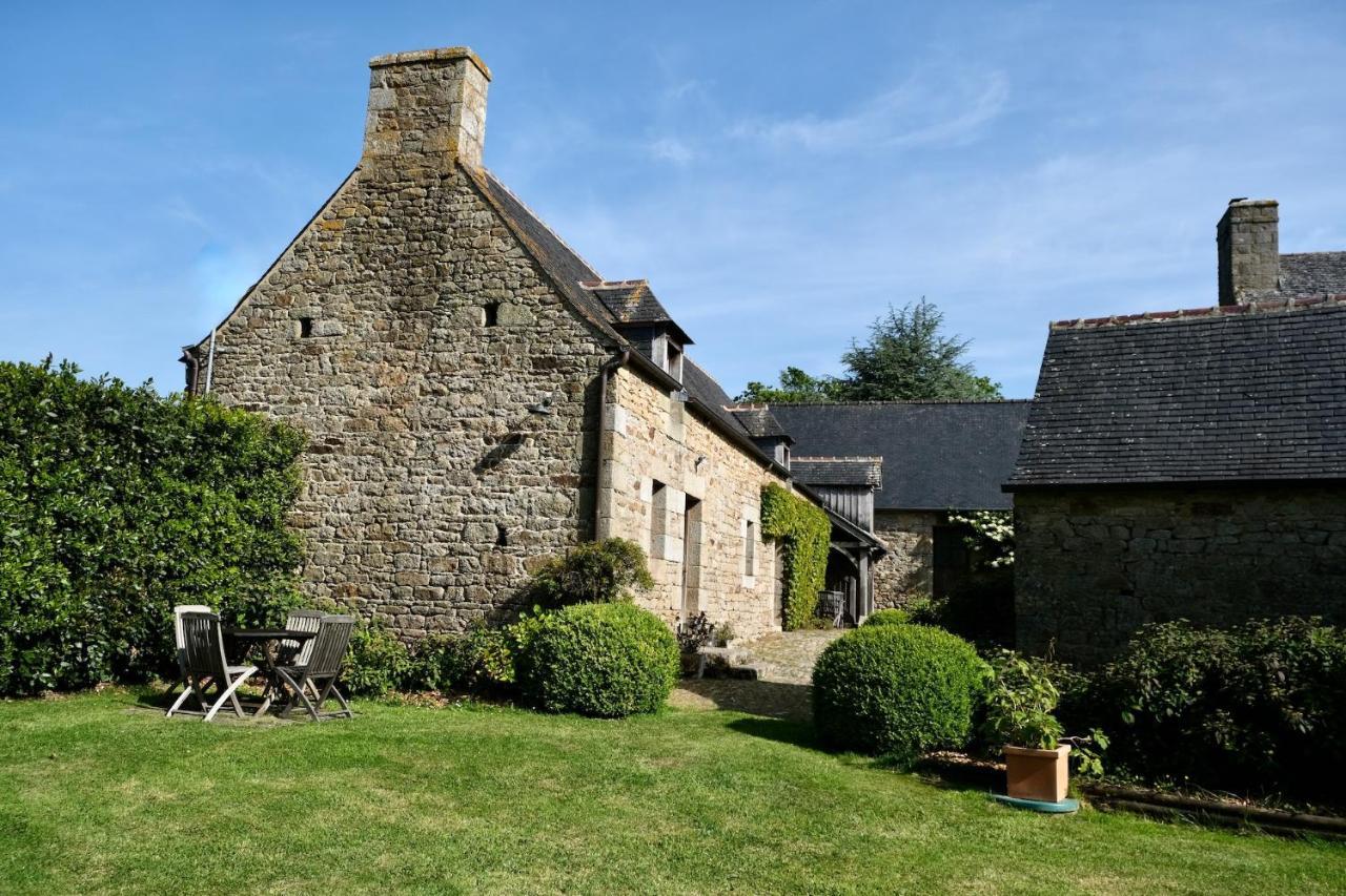 Hotel Manoir De L'Isle Ploumilliau Esterno foto